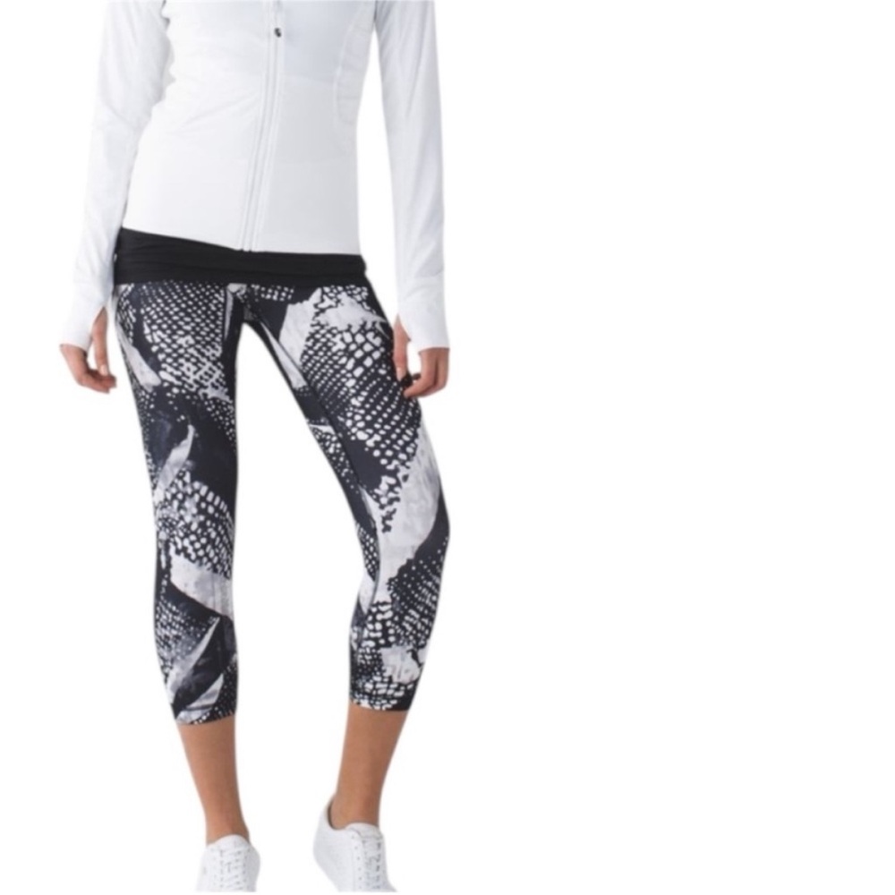 Lululemon – Wunder Under Crop III Full-On Luon Static Mist – Black/White – Sz. 8